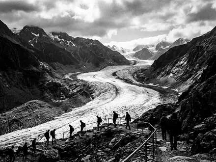 Schwarzweiss-Reportagebild vom Wahrzeichen Fox-Gletscher in Fox Glacier Neuseeland, dokumentarische Reisefotografie mit starken Kontrasten - Foto: THN