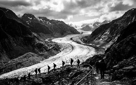 Schwarzweiss-Reportagebild vom Wahrzeichen Fox-Gletscher in Fox Glacier Neuseeland, dokumentarische Reisefotografie mit starken Kontrasten - Foto: THN