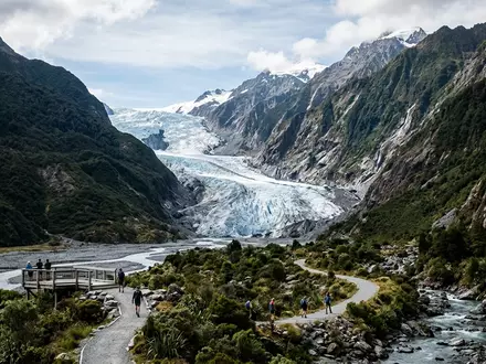 Editorialbild im Reisemagazin-Stil vom Wahrzeichen Fox-Gletscher in Fox Glacier Neuseeland, ausgewogene Bildgestaltung und natuerliches Umgebungslicht - Foto: THN