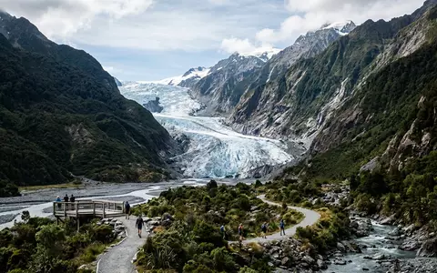 Editorialbild im Reisemagazin-Stil vom Wahrzeichen Fox-Gletscher in Fox Glacier Neuseeland, ausgewogene Bildgestaltung und natuerliches Umgebungslicht - Foto: THN