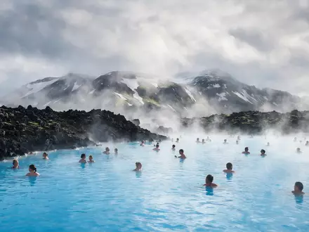 Editorialbild im Reisemagazin-Stil vom Wahrzeichen Blaue Lagune Island in Grindavik Island, ausgewogene Bildgestaltung und natuerliches - Foto: THN