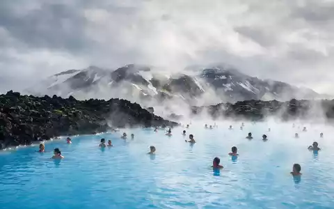 Editorialbild im Reisemagazin-Stil vom Wahrzeichen Blaue Lagune Island in Grindavik Island, ausgewogene Bildgestaltung und natuerliches - Foto: THN