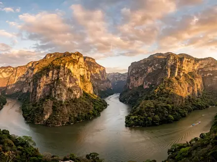 Fotorealistische Panoramaaufnahme von Sumidero-Canyon in Chiapa de Corzo Mexiko, warmes Abendlicht auf Wahrzeichen - Foto: THN