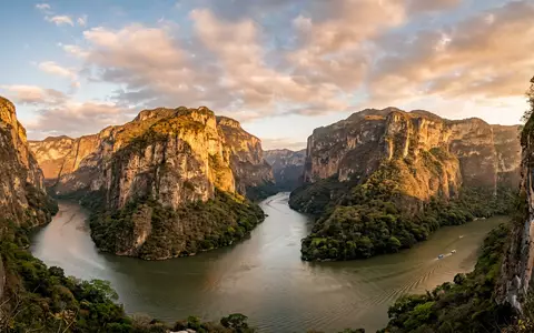 Fotorealistische Panoramaaufnahme von Sumidero-Canyon in Chiapa de Corzo Mexiko, warmes Abendlicht auf Wahrzeichen - Foto: THN
