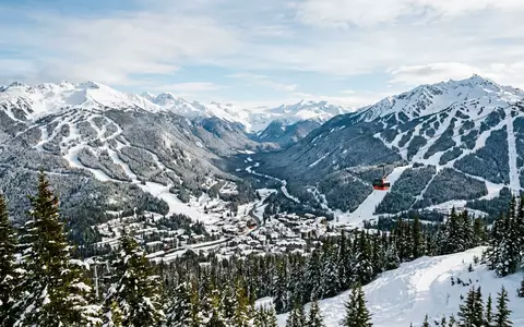 Editorialbild im Reisemagazin-Stil vom Wahrzeichen Whistler Blackcomb in Whistler Kanada, ausgewogene Bildgestaltung und natuerliches Umgebungslicht - Foto: THN