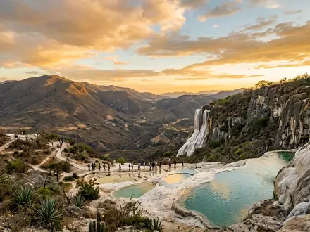 Fotorealistische Panoramaaufnahme von Hierve el Agua in Oaxaca Mexiko, warmes Abendlicht auf Wahrzeichen - Foto: THN