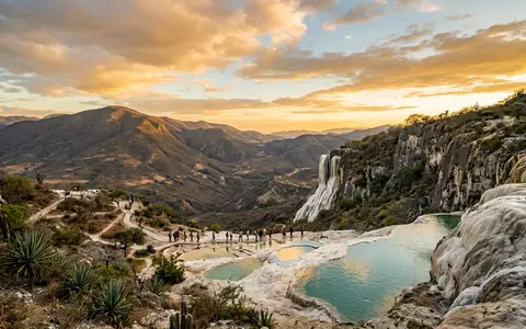 Fotorealistische Panoramaaufnahme von Hierve el Agua in Oaxaca Mexiko, warmes Abendlicht auf Wahrzeichen - Foto: THN