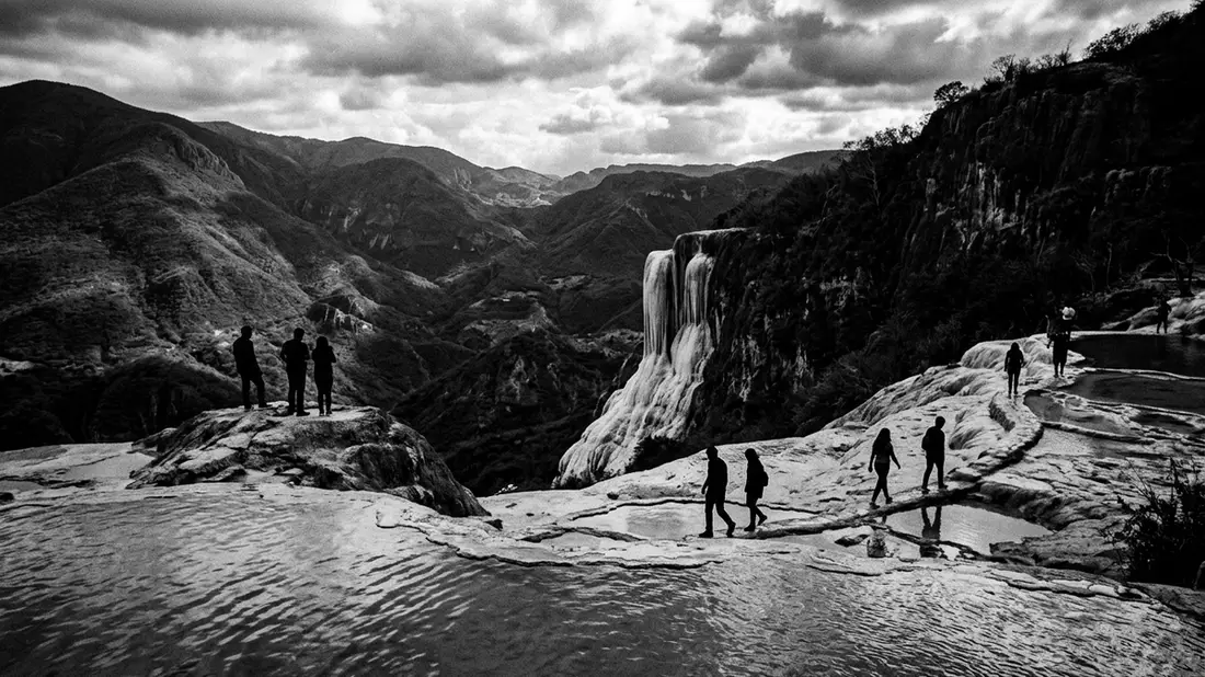 Schwarzweiss-Reportage vom Wahrzeichen Hierve el Agua in Oaxaca, Mexiko