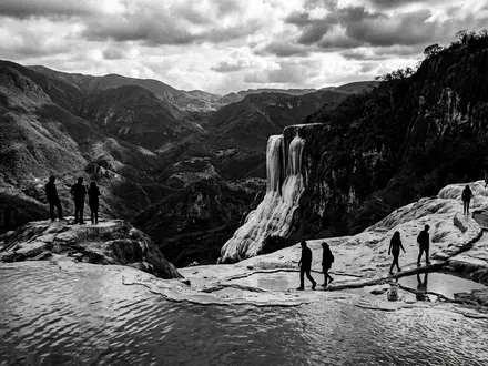 Schwarzweiss-Reportagebild vom Wahrzeichen Hierve el Agua in Oaxaca Mexiko, dokumentarische Reisefotografie mit starken Kontrasten - Foto: THN