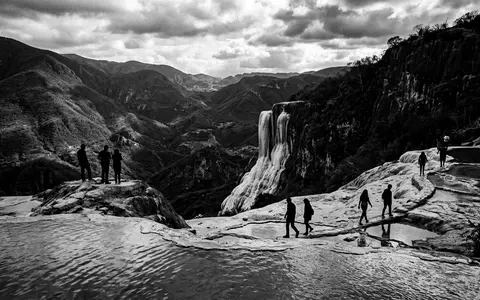 Schwarzweiss-Reportagebild vom Wahrzeichen Hierve el Agua in Oaxaca Mexiko, dokumentarische Reisefotografie mit starken Kontrasten - Foto: THN
