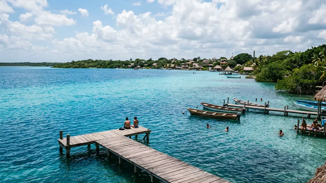 Editorial-Reisemagazinbild vom Wahrzeichen Lagune von Bacalar in Bacalar, Mexiko