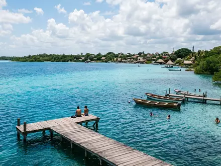 Editorialbild im Reisemagazin-Stil vom Wahrzeichen Lagune von Bacalar in Bacalar Mexiko, ausgewogene Bildgestaltung und natuerliches - Foto: THN