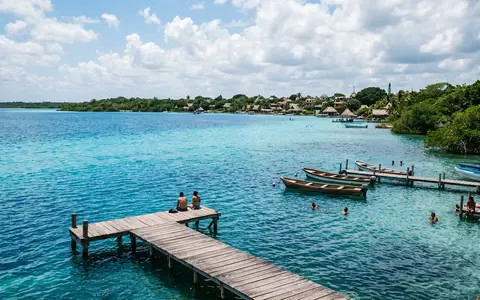 Editorialbild im Reisemagazin-Stil vom Wahrzeichen Lagune von Bacalar in Bacalar Mexiko, ausgewogene Bildgestaltung und natuerliches - Foto: THN