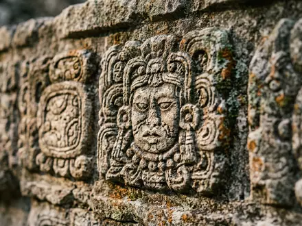Extreme Makroaufnahme eines Materialdetails am Wahrzeichen Palenque in Palenque Mexiko, taktile Struktur und weiches Seitenlicht - Foto: THN