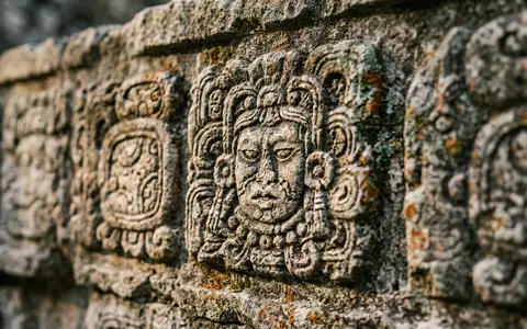 Extreme Makroaufnahme eines Materialdetails am Wahrzeichen Palenque in Palenque Mexiko, taktile Struktur und weiches Seitenlicht - Foto: THN