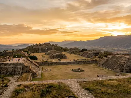 Fotorealistische Panoramaaufnahme von Monte Alban in Oaxaca Mexiko, warmes Abendlicht auf Wahrzeichen - Foto: THN