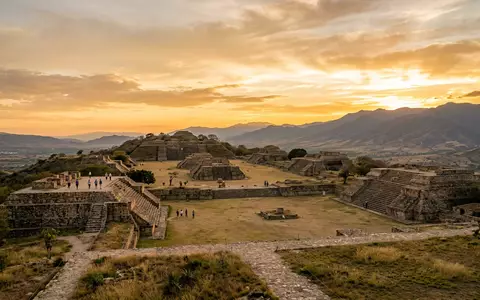 Fotorealistische Panoramaaufnahme von Monte Alban in Oaxaca Mexiko, warmes Abendlicht auf Wahrzeichen - Foto: THN
