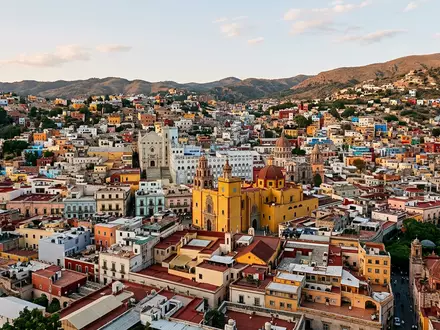 Editorialbild im Reisemagazin-Stil vom Wahrzeichen Altstadt Guanajuato in Guanajuato Mexiko, ausgewogene Bildgestaltung und natuerliches Umgebungslicht - Foto: THN