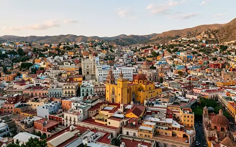 Editorialbild im Reisemagazin-Stil vom Wahrzeichen Altstadt Guanajuato in Guanajuato Mexiko, ausgewogene Bildgestaltung und natuerliches Umgebungslicht - Foto: THN
