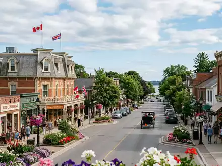 Editorialbild im Reisemagazin-Stil vom Wahrzeichen Niagara-on-the-Lake in Niagara-on-the-Lake Kanada, ausgewogene Bildgestaltung und natuerliches Umgebungslicht - Foto: THN