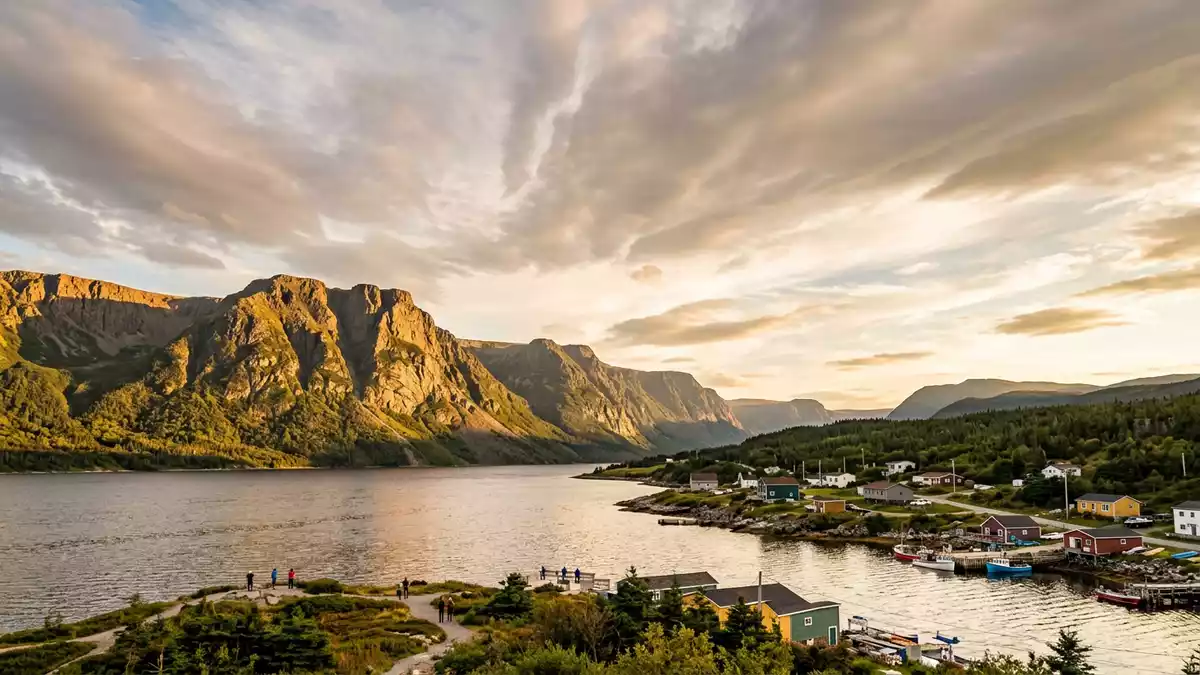 Fotorealistische Ansicht von Gros-Morne-Nationalpark in Rocky Harbour, Kanada im Abendlicht