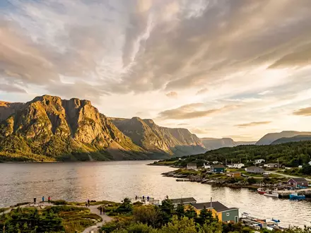 Fotorealistische Panoramaaufnahme von Gros-Morne-Nationalpark in Rocky Harbour Kanada, warmes Abendlicht auf Wahrzeichen - Foto: THN