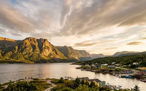 Fotorealistische Panoramaaufnahme von Gros-Morne-Nationalpark in Rocky Harbour Kanada, warmes Abendlicht auf Wahrzeichen - Foto: THN