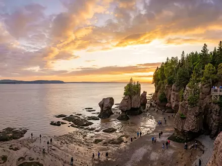Fotorealistische Panoramaaufnahme von Bay of Fundy in Saint John Kanada, warmes Abendlicht auf Wahrzeichen - Foto: THN