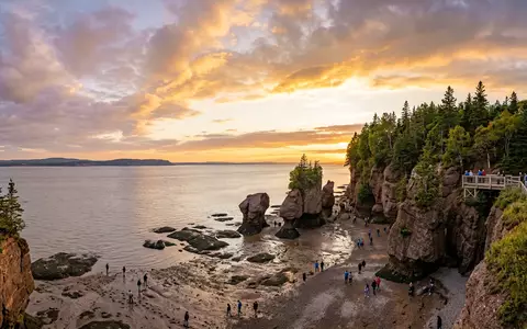Fotorealistische Panoramaaufnahme von Bay of Fundy in Saint John Kanada, warmes Abendlicht auf Wahrzeichen - Foto: THN