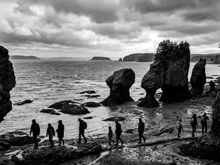 Schwarzweiss-Reportagebild vom Wahrzeichen Bay of Fundy in Saint John Kanada, dokumentarische Reisefotografie mit starken Kontrasten - Foto: THN