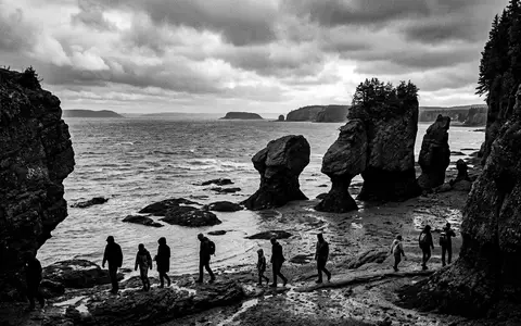 Schwarzweiss-Reportagebild vom Wahrzeichen Bay of Fundy in Saint John Kanada, dokumentarische Reisefotografie mit starken Kontrasten - Foto: THN