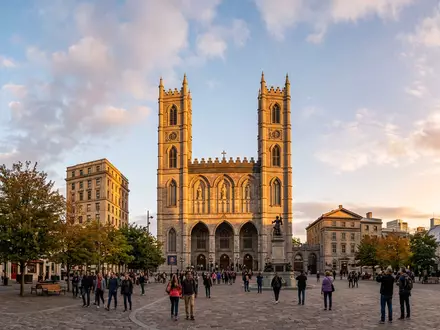 Fotorealistische Panoramaaufnahme von Notre-Dame-Basilika Montreal in Montreal Kanada, warmes Abendlicht auf Wahrzeichen - Foto: THN