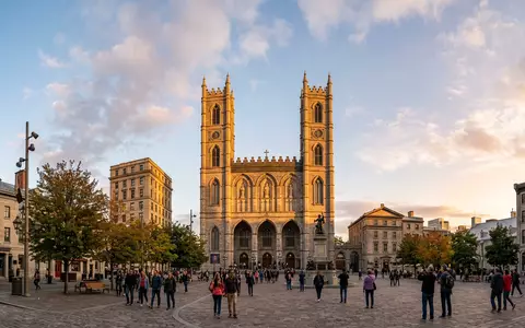 Fotorealistische Panoramaaufnahme von Notre-Dame-Basilika Montreal in Montreal Kanada, warmes Abendlicht auf Wahrzeichen - Foto: THN