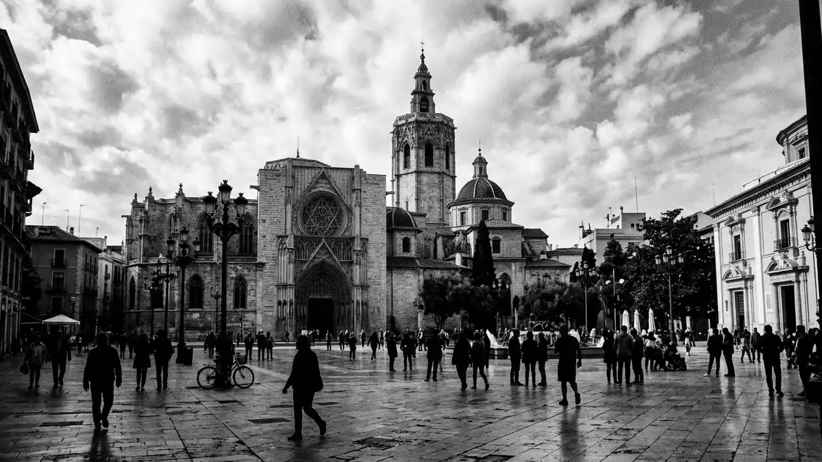 Schwarzweiss-Reportage vom Wahrzeichen Kathedrale von Valencia in Valencia, Spanien