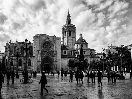 Schwarzweiss-Reportagebild vom Wahrzeichen Kathedrale von Valencia in Valencia Spanien, dokumentarische Reisefotografie mit starken Kontrasten - Foto: THN