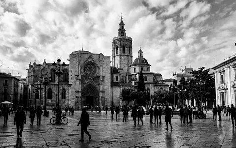 Schwarzweiss-Reportagebild vom Wahrzeichen Kathedrale von Valencia in Valencia Spanien, dokumentarische Reisefotografie mit starken Kontrasten - Foto: THN