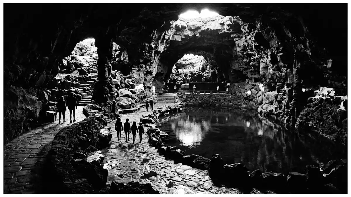 Schwarzweiss-Reportage vom Wahrzeichen Jameos del Agua in Lanzarote, Spanien