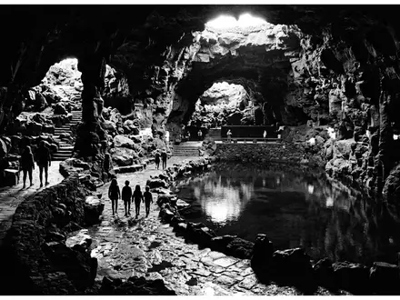 Schwarzweiss-Reportagebild vom Wahrzeichen Jameos del Agua in Lanzarote Spanien, dokumentarische Reisefotografie mit starken Kontrasten - Foto: THN