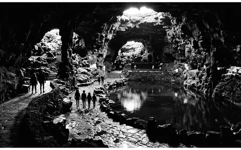 Schwarzweiss-Reportagebild vom Wahrzeichen Jameos del Agua in Lanzarote Spanien, dokumentarische Reisefotografie mit starken Kontrasten - Foto: THN