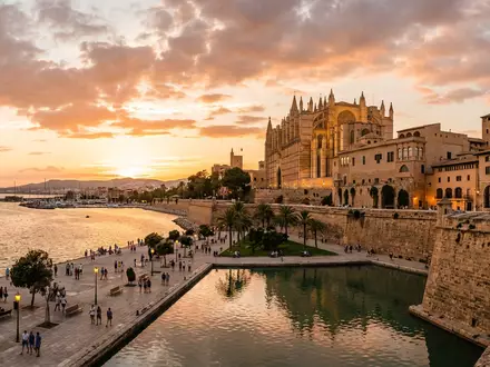 Fotorealistische Panoramaaufnahme von Palast Almudaina in Palma Spanien, warmes Abendlicht auf Wahrzeichen - Foto: THN