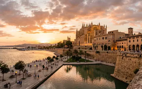 Fotorealistische Panoramaaufnahme von Palast Almudaina in Palma Spanien, warmes Abendlicht auf Wahrzeichen - Foto: THN