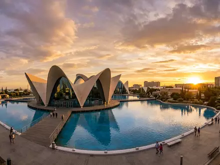 Fotorealistische Panoramaaufnahme von Oceanografic Valencia in Valencia Spanien, warmes Abendlicht auf Wahrzeichen - Foto: THN