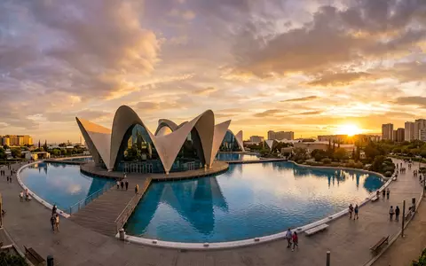 Fotorealistische Panoramaaufnahme von Oceanografic Valencia in Valencia Spanien, warmes Abendlicht auf Wahrzeichen - Foto: THN