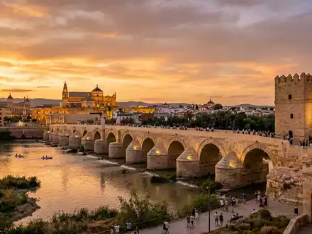 Fotorealistische Panoramaaufnahme von Romische Brucke Cordoba in Cordoba Spanien, warmes Abendlicht auf Wahrzeichen - Foto: THN