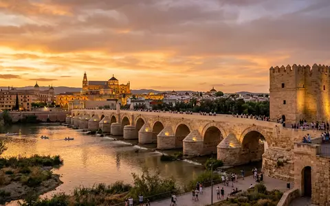 Fotorealistische Panoramaaufnahme von Romische Brucke Cordoba in Cordoba Spanien, warmes Abendlicht auf Wahrzeichen - Foto: THN