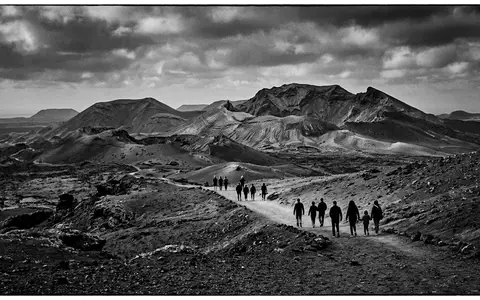 Schwarzweiss-Reportagebild vom Wahrzeichen Timanfaya-Nationalpark in Lanzarote Spanien, dokumentarische Reisefotografie mit starken Kontrasten - Foto: THN