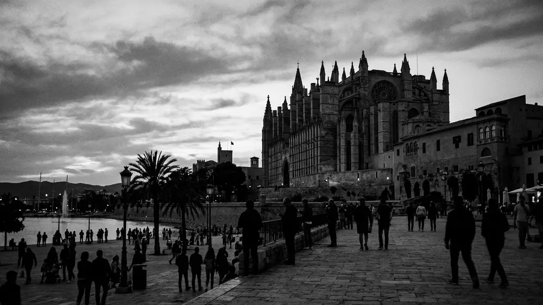 Schwarzweiss-Reportage vom Wahrzeichen Kathedrale von Palma in Palma, Spanien