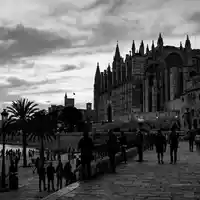 Schwarzweiss-Reportagebild vom Wahrzeichen Kathedrale von Palma in Palma Spanien, dokumentarische Reisefotografie mit starken Kontrasten - Foto: THN