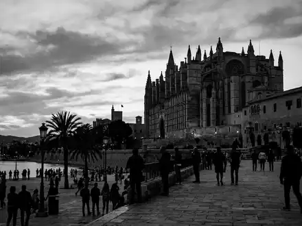 Schwarzweiss-Reportagebild vom Wahrzeichen Kathedrale von Palma in Palma Spanien, dokumentarische Reisefotografie mit starken Kontrasten - Foto: THN