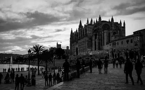 Schwarzweiss-Reportagebild vom Wahrzeichen Kathedrale von Palma in Palma Spanien, dokumentarische Reisefotografie mit starken Kontrasten - Foto: THN